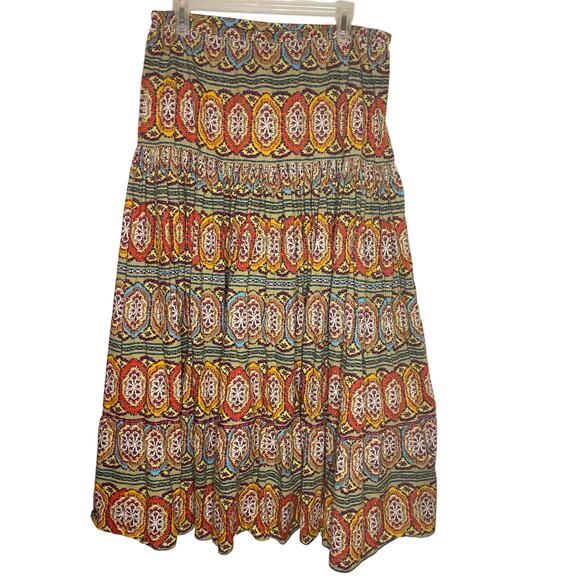 Sundance-style tiered maxi skirt with a bohemian paisley pattern - Picture 2 of 4